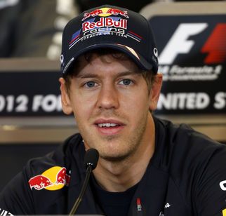 Red Bull-racingföraren talar med medierna under en presskonferens. (AI text)