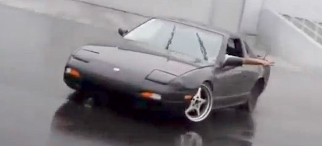 En person kör en bil i regn. (AI text)