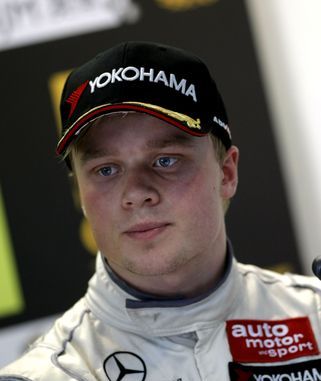 En racerförare i en Mercedes GT-racebil (AI text)