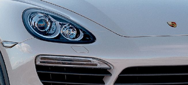 främre delen av en vit Porsche Cayman (AI text)