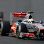 En racebil kör snabbt längs banan. (AI text)