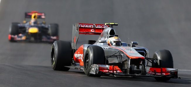 En racebil kör snabbt längs banan. (AI text)