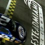 En racerbil körs av en person. (AI text)