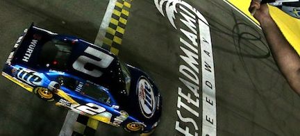 En racerbil körs av en person. (AI text)