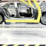 En bil sätts ihop i en fabrik. (AI text)