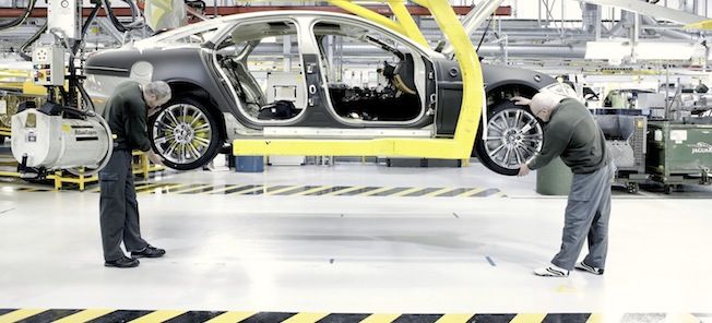 En bil sätts ihop i en fabrik. (AI text)