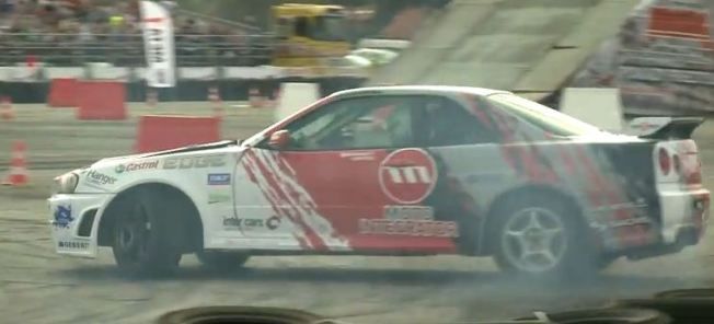 bilar i driften på en bana (AI text)