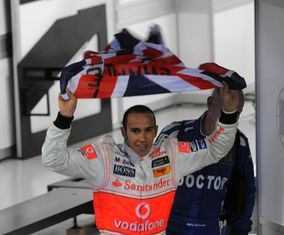 En racerförare firar segern efter att ha vunnit brittiska GP. (AI text)