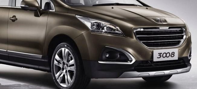 Peugeot 208 står parkerad i ett studioscen. (AI text)