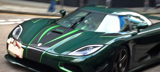 En grön Koenigsegg (AI text)