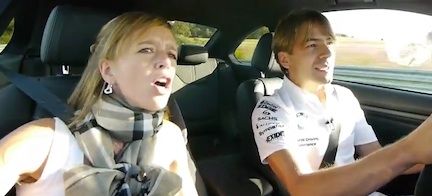 En man och kvinna i en bil. (AI text)