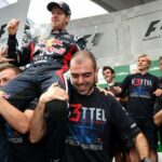 En grupp människor firar efter att ha vunnit loppet. (AI text)