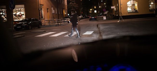 En motorcykel ses i bakväggen från en bil. (AI text)
