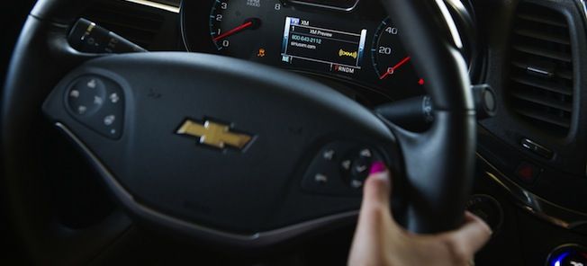 En kvinna kör en bil. (AI text)