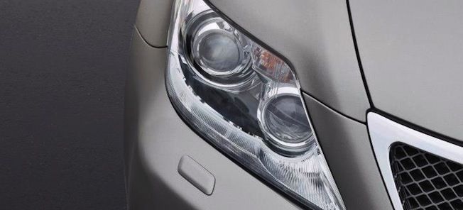 En nära bild av framgrillen på en bil (AI text)