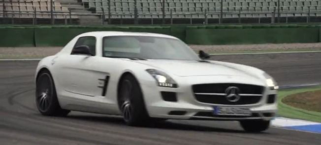 Mercedes-Benz SLS AMG kör på en racerbana. (AI text)