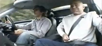 Två män i en bil (AI text)