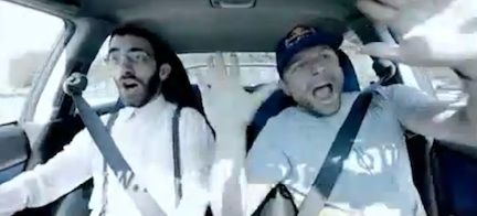 Två män i en bil (AI text)