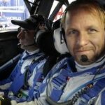 En bilsportförare i en rallybil (AI text)