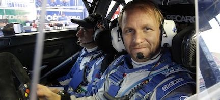 En bilsportförare i en rallybil (AI text)