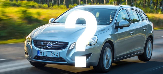 En Volvo V40 TDI kör nedför en landsväg med frågetecken. (AI text)