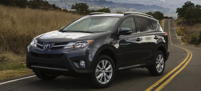 En Toyota RAV4 kör genom en landsbygdsväg. (AI text)