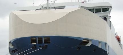 en färja ligger vid kaj (AI text)