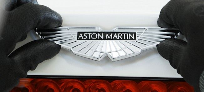 Aston Martin-logga på huven på en bil. (AI text)