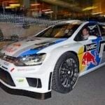 En Volkswagen Golf kör ner en gata. (AI text)
