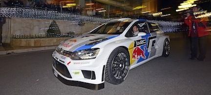 En Volkswagen Golf kör ner en gata. (AI text)