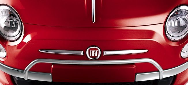 En röd Fiat 500 med vit framskärm. (AI text)