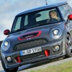En Mini Cooper S kör på en racebana. (AI text)