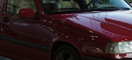 En röd bil parkerad i garagen. (AI text)