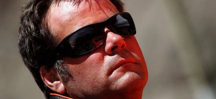 En racerförare i solglasögon (AI text)