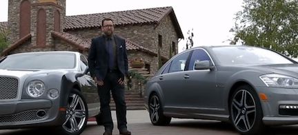 En man står bredvid en Bentley F-type. (AI text)