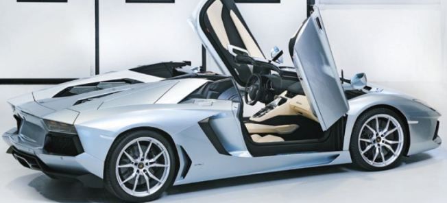 En Lamborghini GT4 supersportbil i en showrum. (AI text)