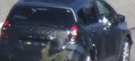 En bil står parkerad i en parkeringsplats. (AI text)