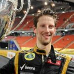 En racerförare håller upp ett pris. (AI text)