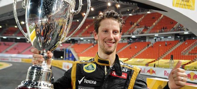 En racerförare håller upp ett pris. (AI text)