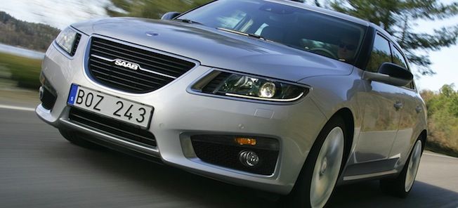 En silverfärgad bil kör nerför en väg. (AI text)