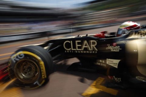 En Lotus F1-bil kör på en bana. (AI text)