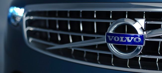 Volvo-logotypen på frontgrillen på en bil. (AI text)