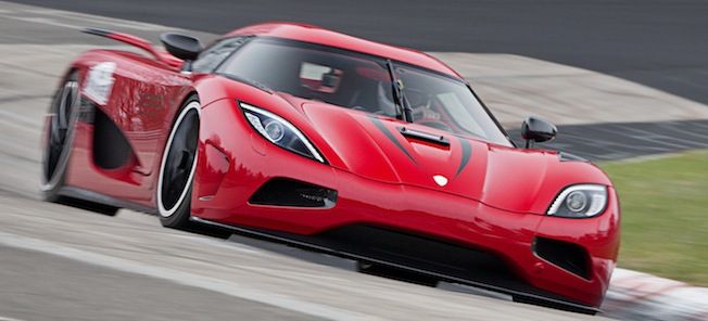 En röd sportbil kör nerför en bana. (AI text)