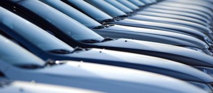 En rad bilar parkerade i en parkeringsplats (AI text)