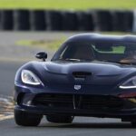 En Dodge Viper GT kör på en racerbana. (AI text)