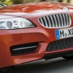 BMW Z4 kör längs vägen (AI text)