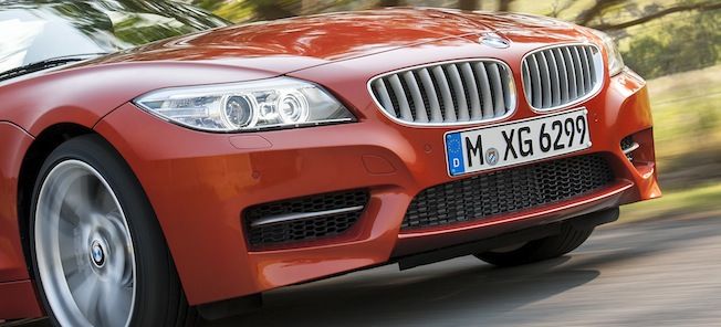 BMW Z4 kör längs vägen (AI text)