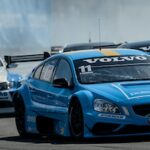 En racerbil tävlar på en bana. (AI text)