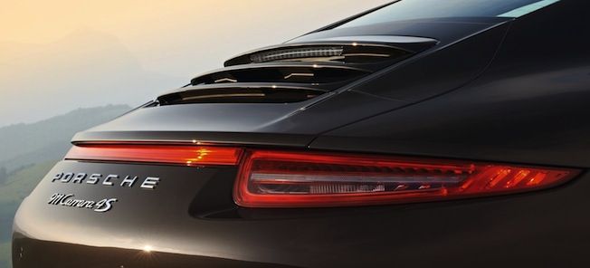 baksidan av en svart Porsche 911 Carrera (AI text)