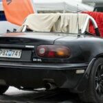 En bil står parkerad i en parkeringsplats. (AI text)